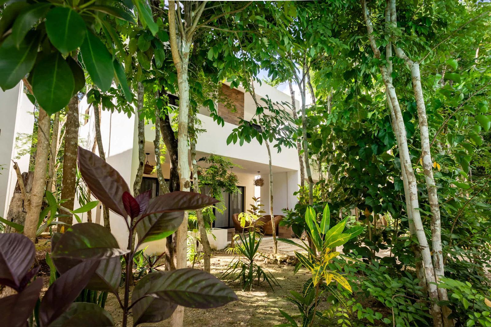 Villa rodeada de jardín tropical