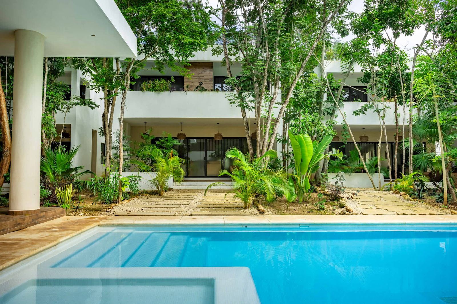 Alberca de 20 metros entre las villas y la selva